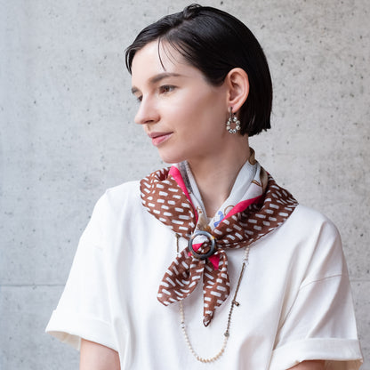 リング付き シルクコットンのミニスカーフ 'Dickie Bow Dogs' chocolate