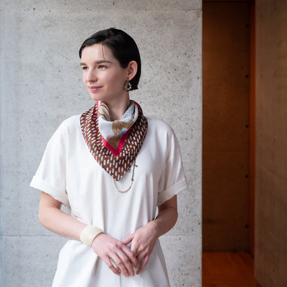 リング付き シルクコットンのミニスカーフ 'Dickie Bow Dogs' chocolate