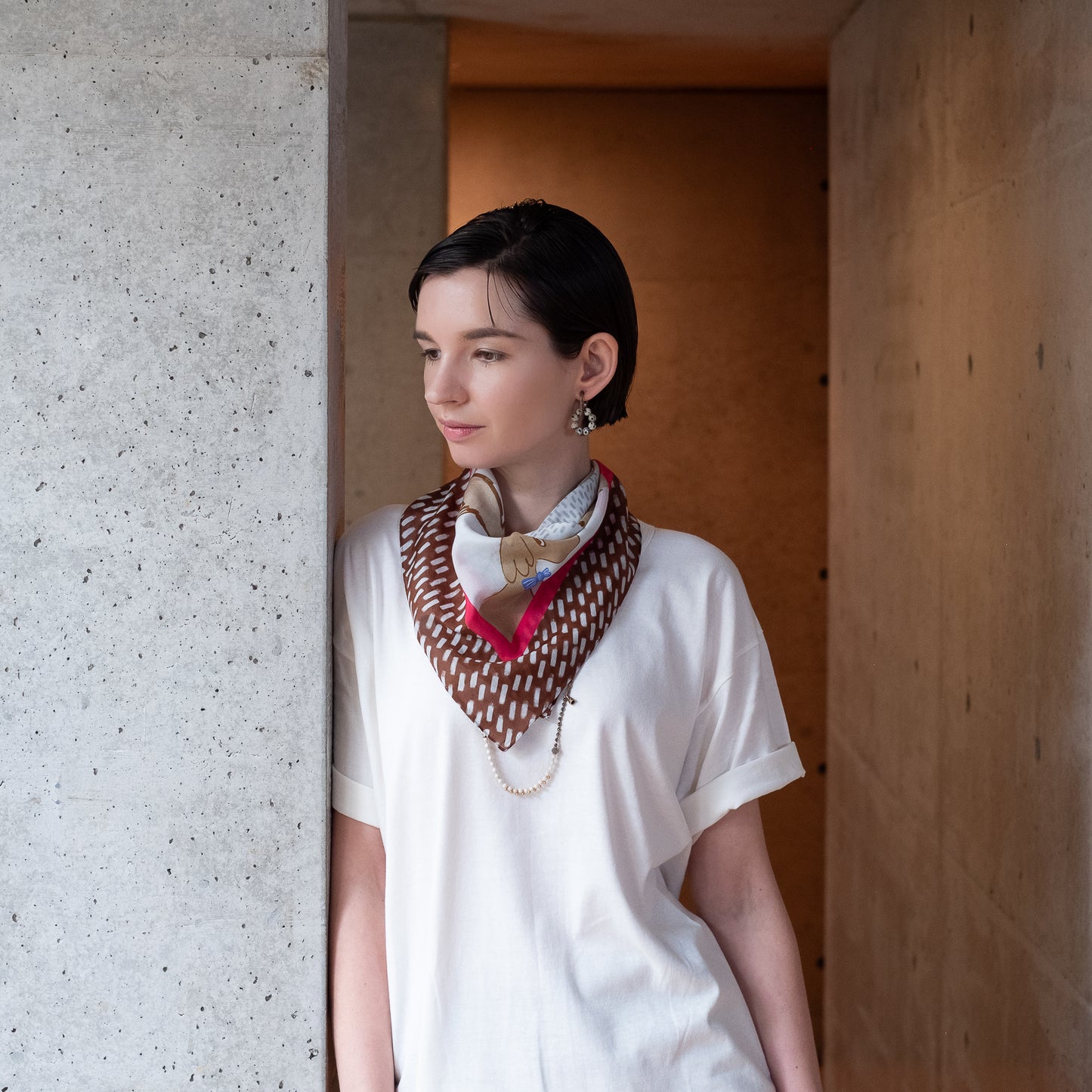 リング付き シルクコットンのミニスカーフ 'Dickie Bow Dogs' chocolate