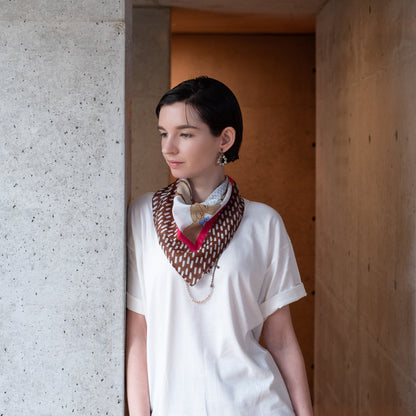 リング付き シルクコットンのミニスカーフ 'Dickie Bow Dogs' chocolate