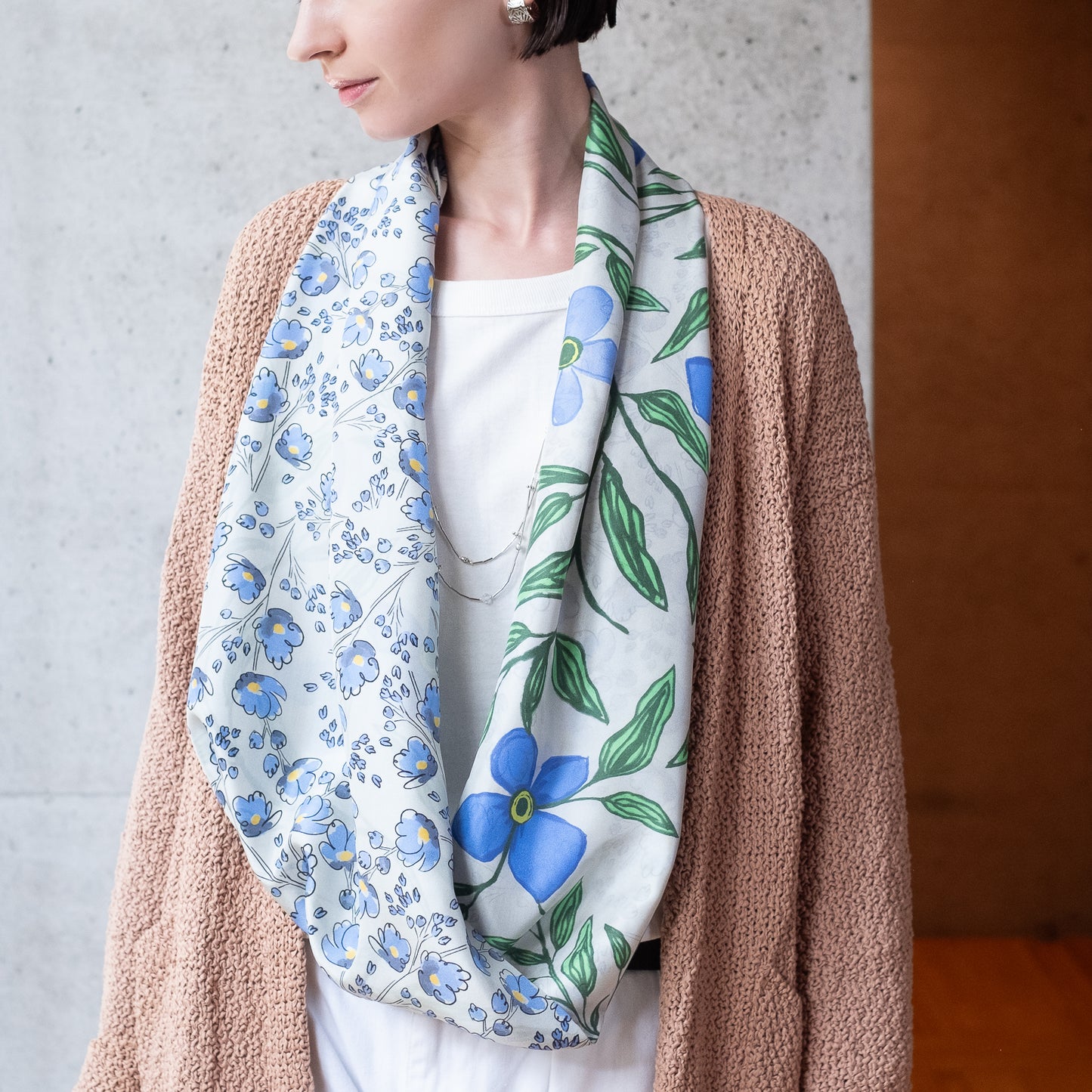 両面シルクのループスカーフ 'Forget Me Not'