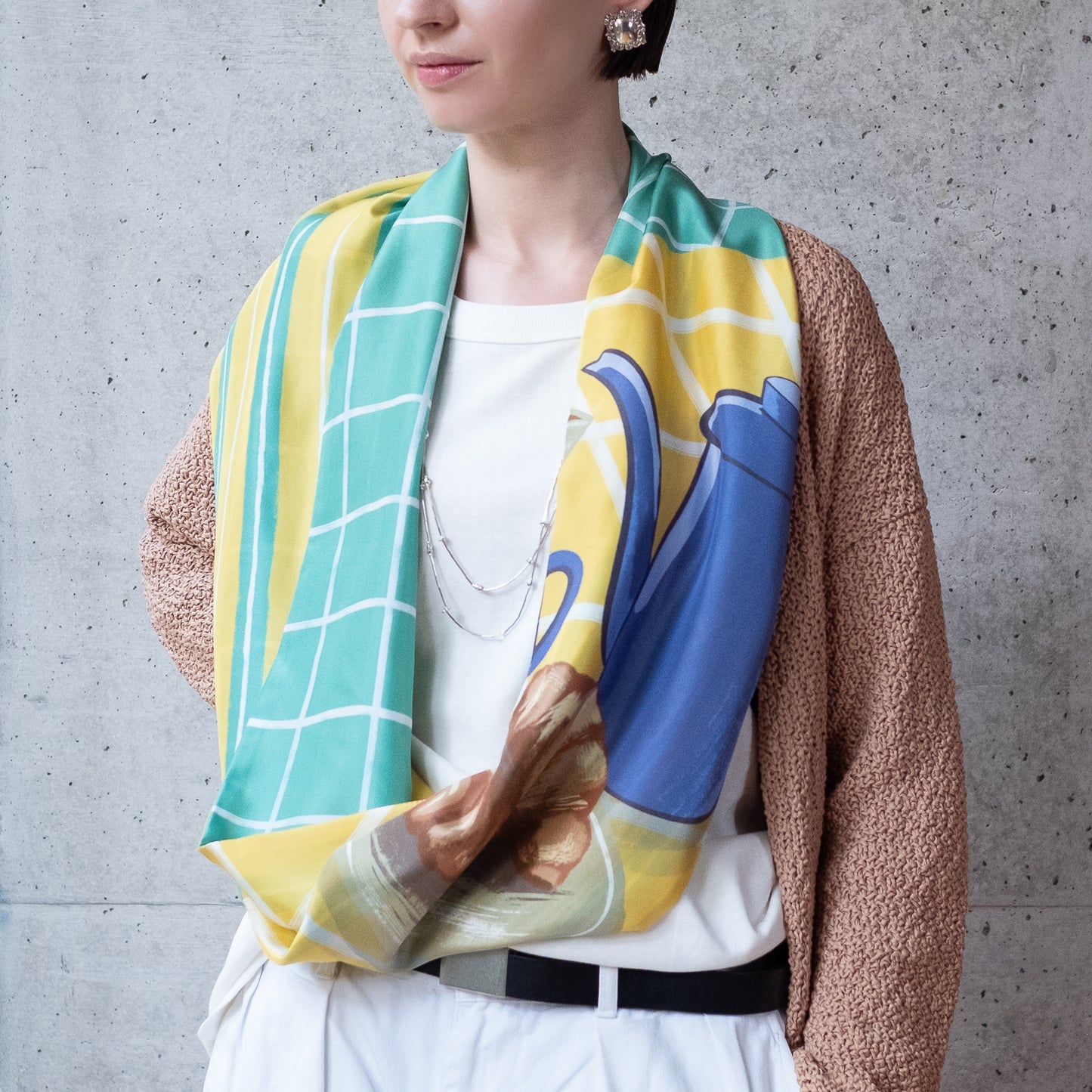 両面シルクのループスカーフ 'Coffee & Croissants' bottle green