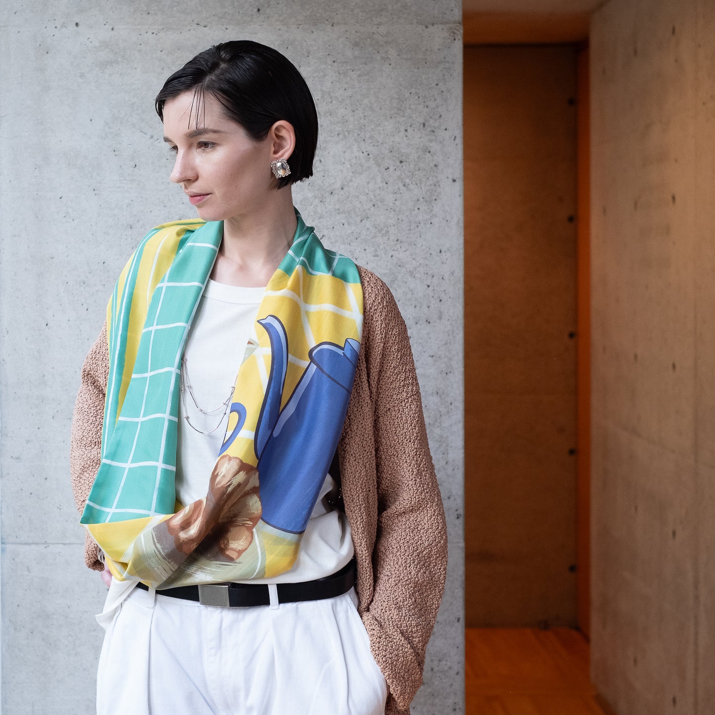 両面シルクのループスカーフ 'Coffee & Croissants' bottle green