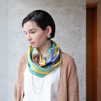 両面シルクのループスカーフ 'Coffee & Croissants' bottle green