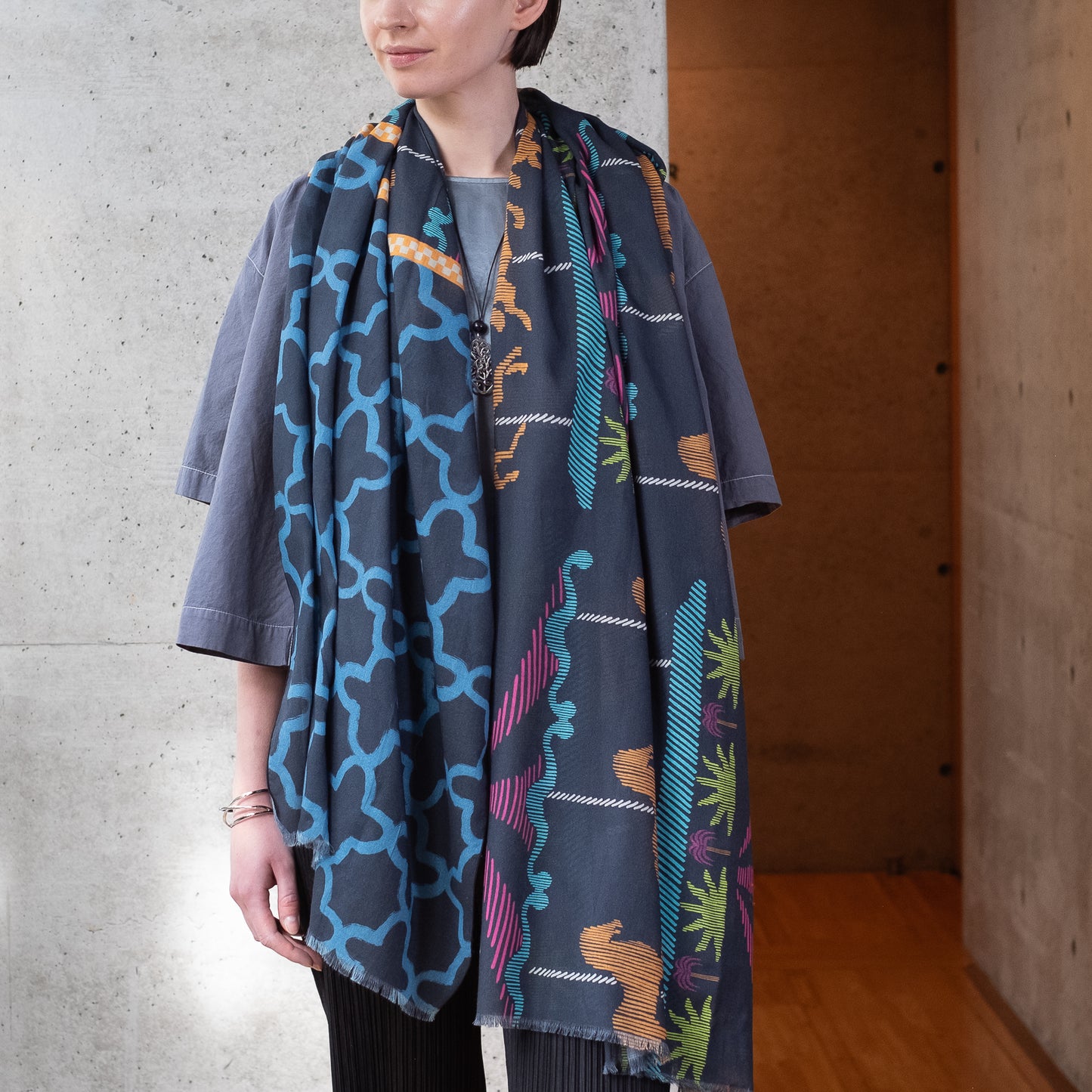 オーガニックコットンのロングストール 'Parisian Carosel' navy