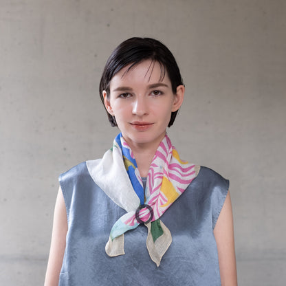 Mini-écharpe bleu marine en soie imprimée japonaise 'Polka Dot Queen' avec anneau vague