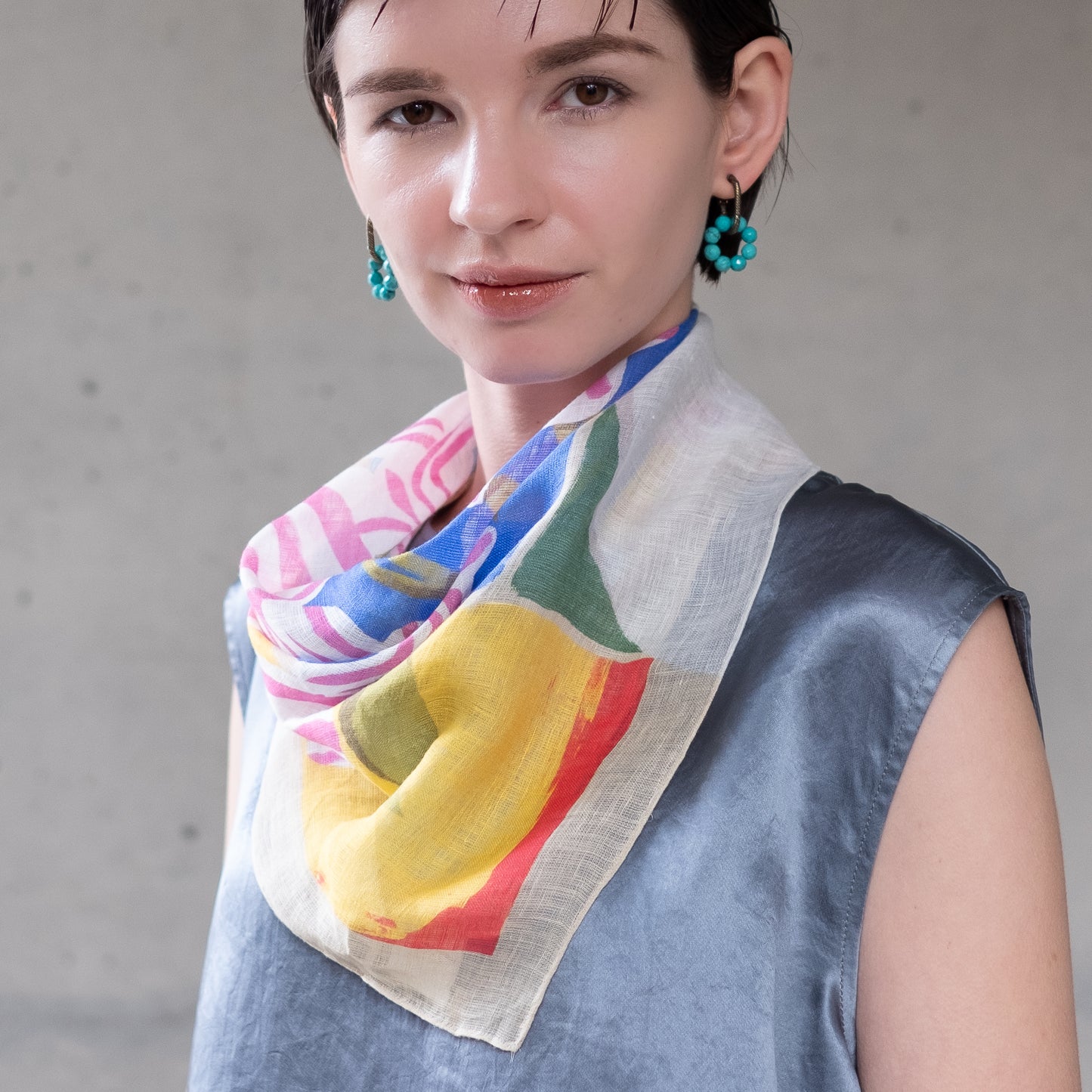 Mini-écharpe bleu marine en soie imprimée japonaise 'Polka Dot Queen' avec anneau vague