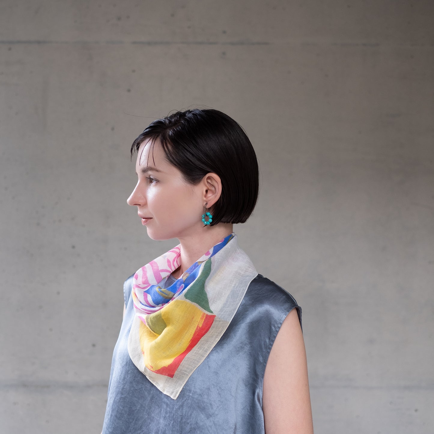 Mini-écharpe bleu marine en soie imprimée japonaise 'Polka Dot Queen' avec anneau vague