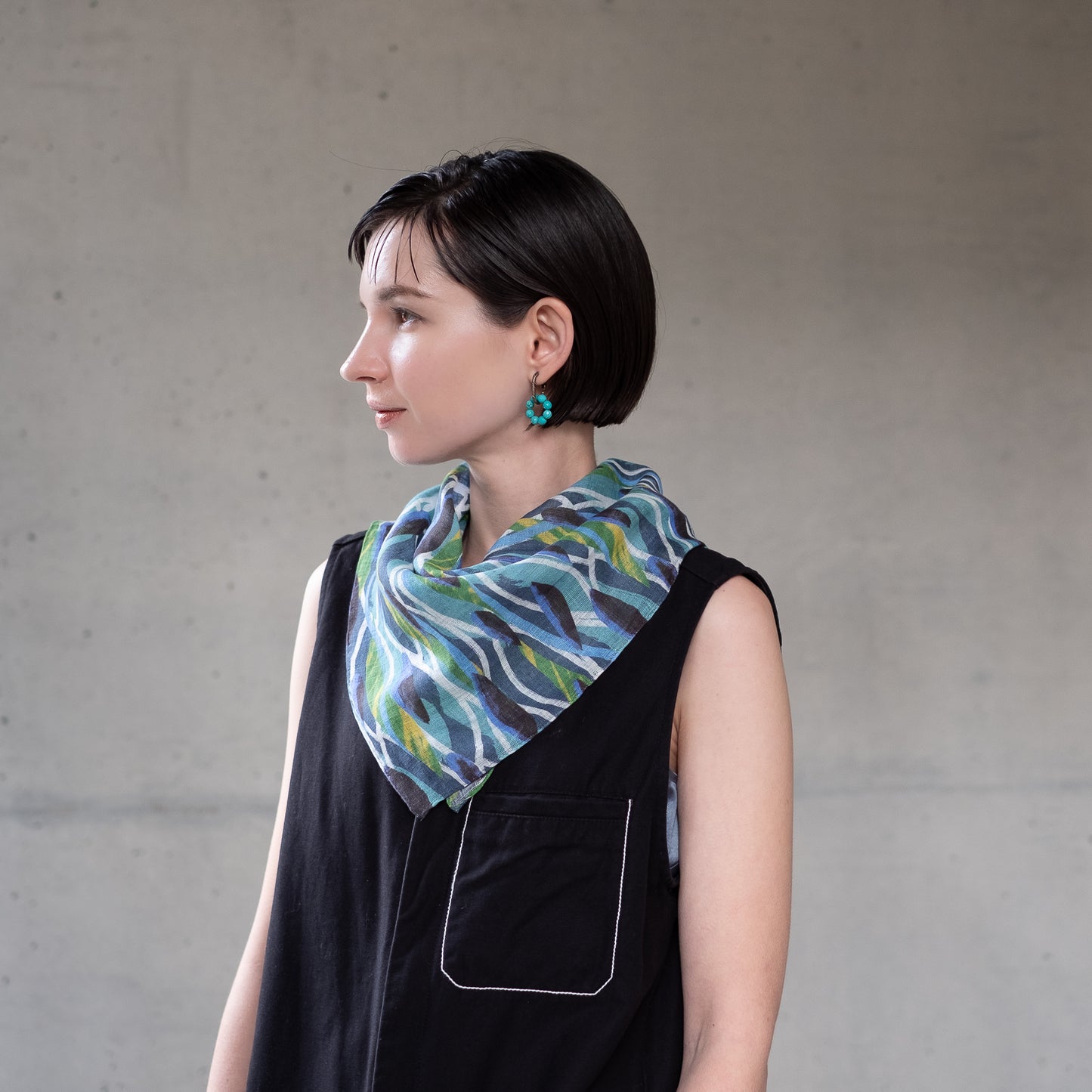 Mini-écharpe bleu marine en soie imprimée japonaise 'Polka Dot Queen' avec anneau vague