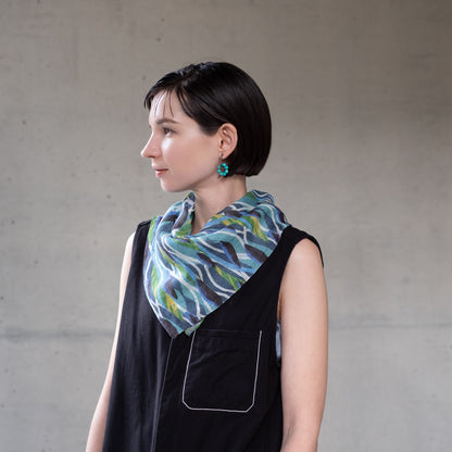 Mini-écharpe bleu marine en soie imprimée japonaise 'Polka Dot Queen' avec anneau vague