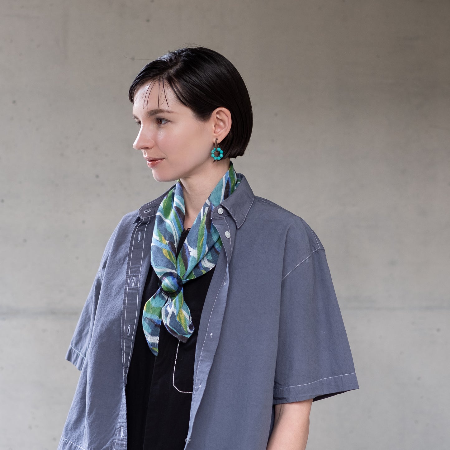 Mini-écharpe bleu marine en soie imprimée japonaise 'Polka Dot Queen' avec anneau vague