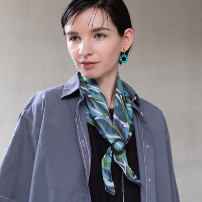 Mini-écharpe bleu marine en soie imprimée japonaise 'Polka Dot Queen' avec anneau vague