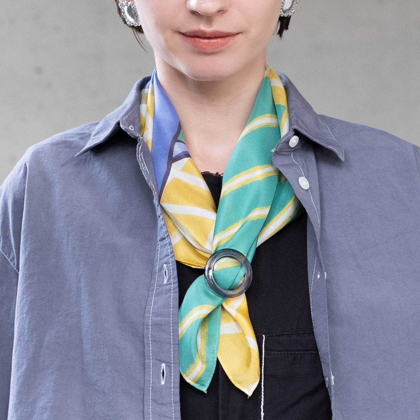 Mini-écharpe bleu marine en soie imprimée japonaise 'Polka Dot Queen' avec anneau vague