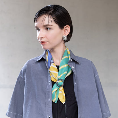 Mini-écharpe bleu marine en soie imprimée japonaise 'Polka Dot Queen' avec anneau vague