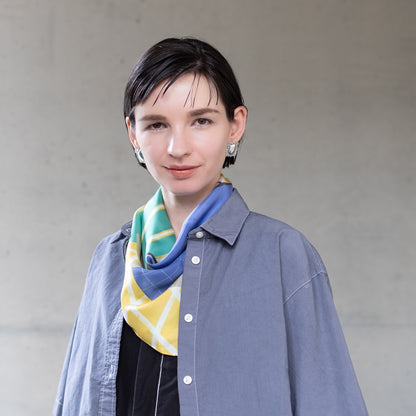 Mini-écharpe bleu marine en soie imprimée japonaise 'Polka Dot Queen' avec anneau vague