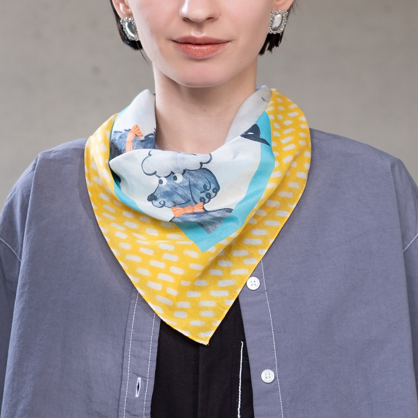 リング付き シルクコットンのミニスカーフ 'Dickie Bow Dogs' yellow