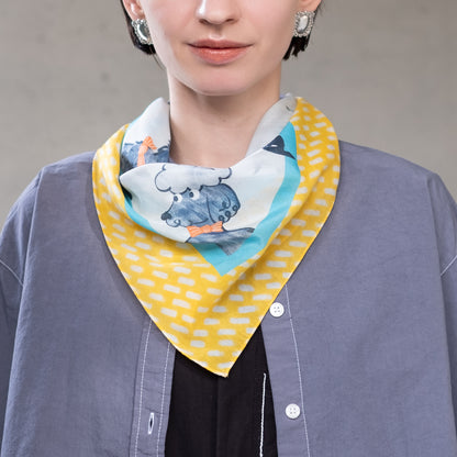 リング付き シルクコットンのミニスカーフ 'Dickie Bow Dogs' yellow
