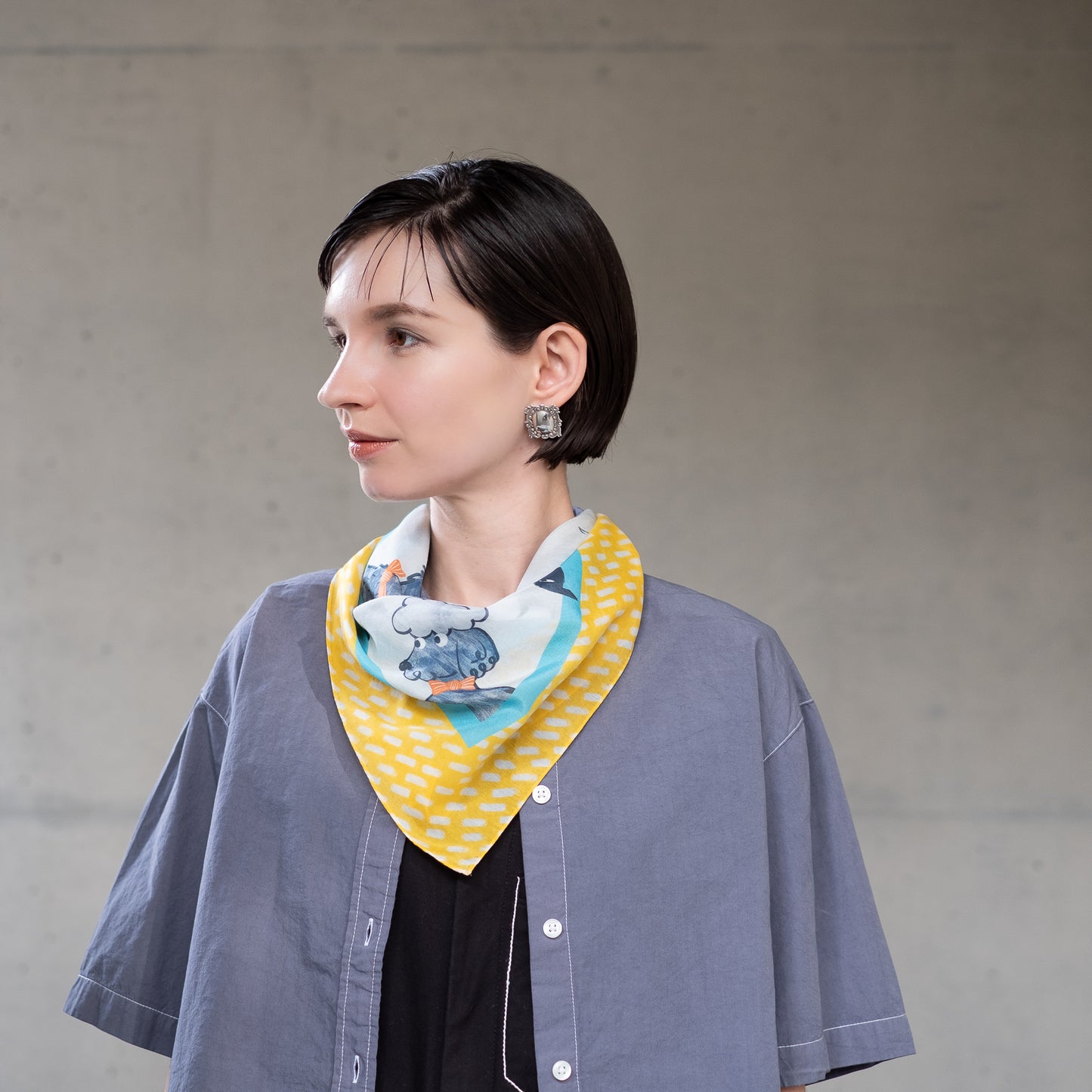 リング付き シルクコットンのミニスカーフ 'Dickie Bow Dogs' yellow