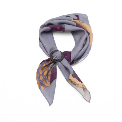 Mini-écharpe bleu marine en soie imprimée japonaise 'Polka Dot Queen' avec anneau vague