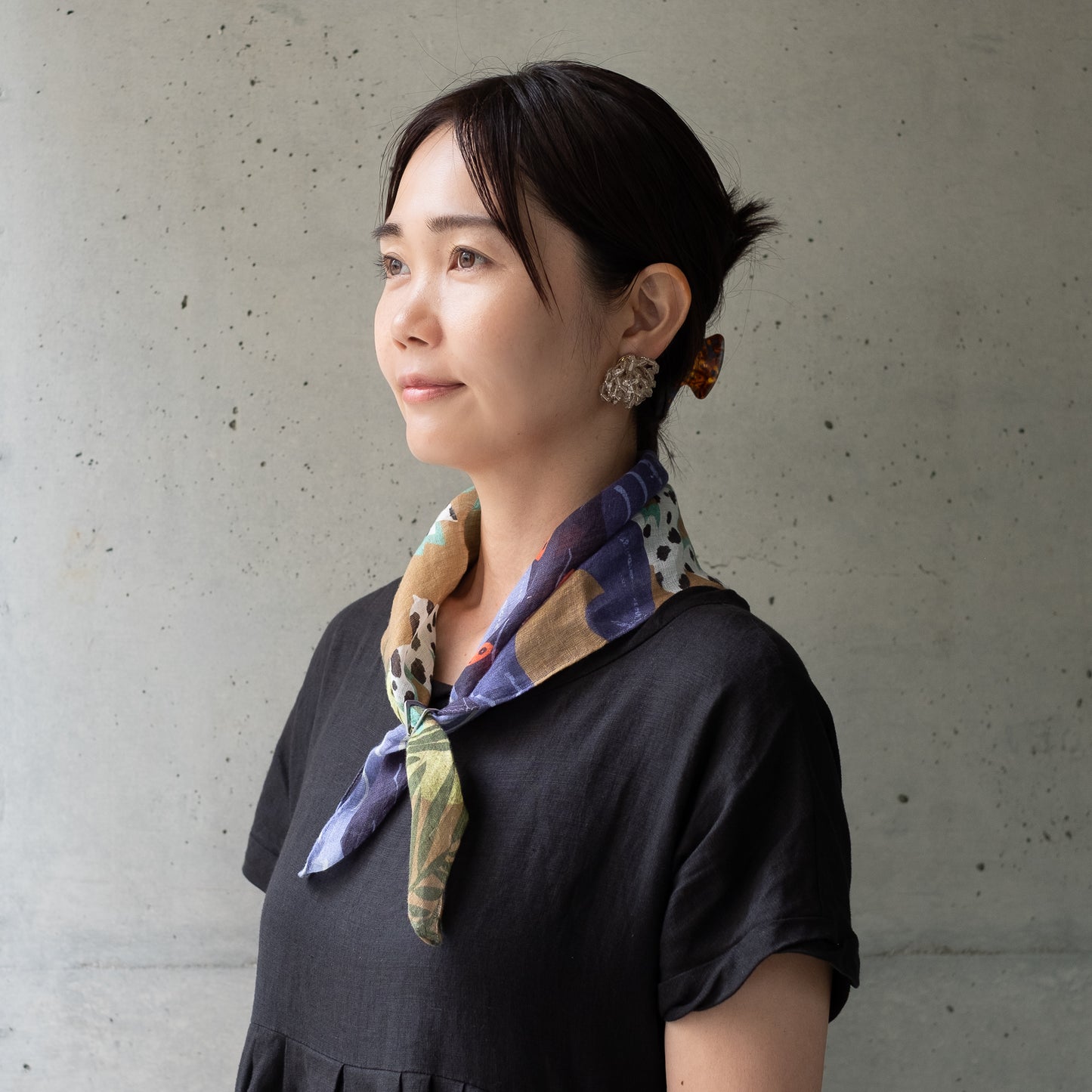 近江のリネン 'Soloman Islands' brown リング付きミニスカーフ