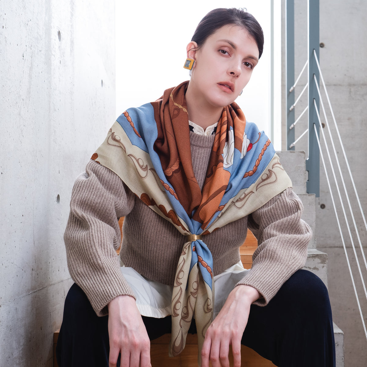 Écharpe Carrée Rose 'Chats Mystérieux' en Laine Mérinos Japonaise