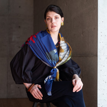 Écharpe Carrée Rose 'Chats Mystérieux' en Laine Mérinos Japonaise
