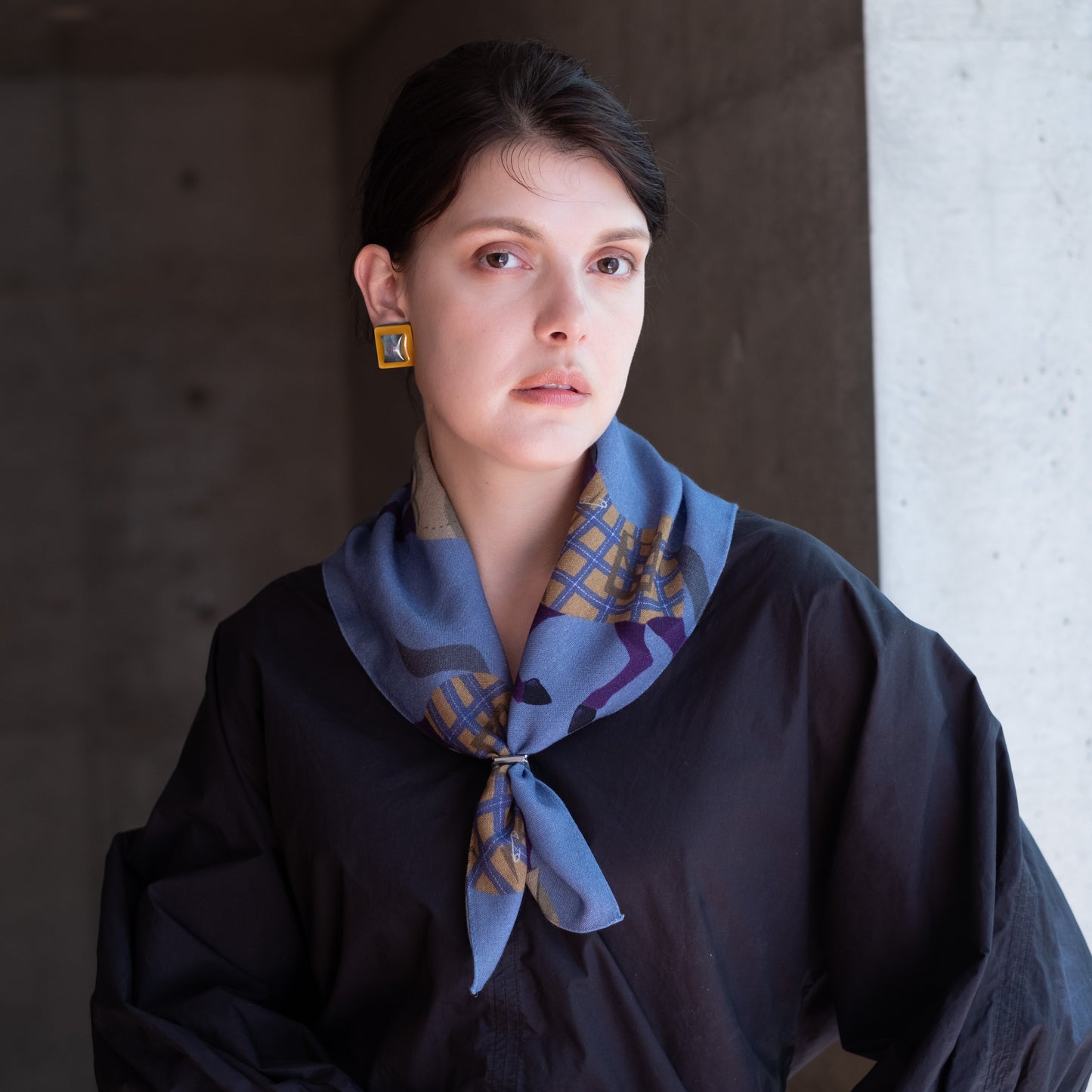 リング付き メリノウールのミニスカーフ'Camden Horses' misty blue