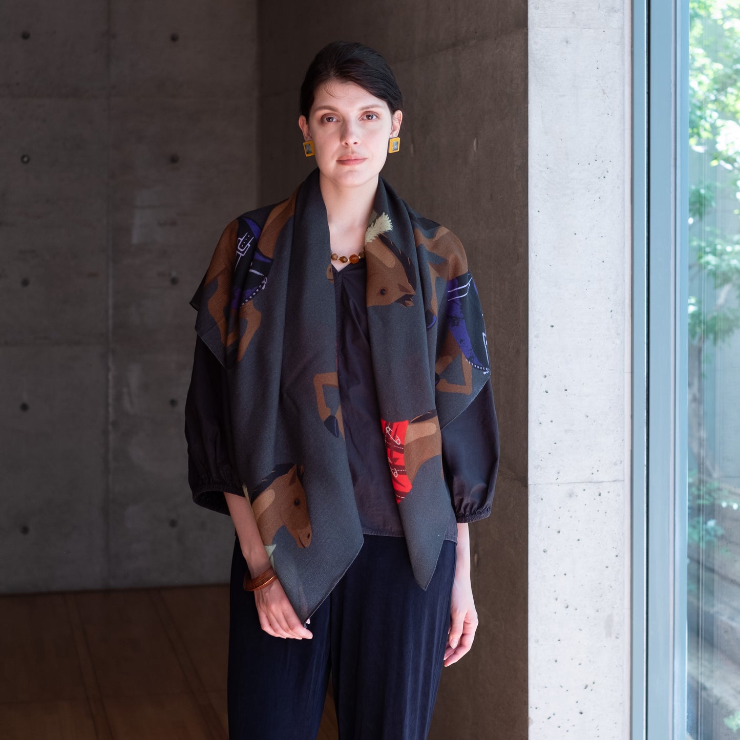 Écharpe Carrée Rose 'Chats Mystérieux' en Laine Mérinos Japonaise