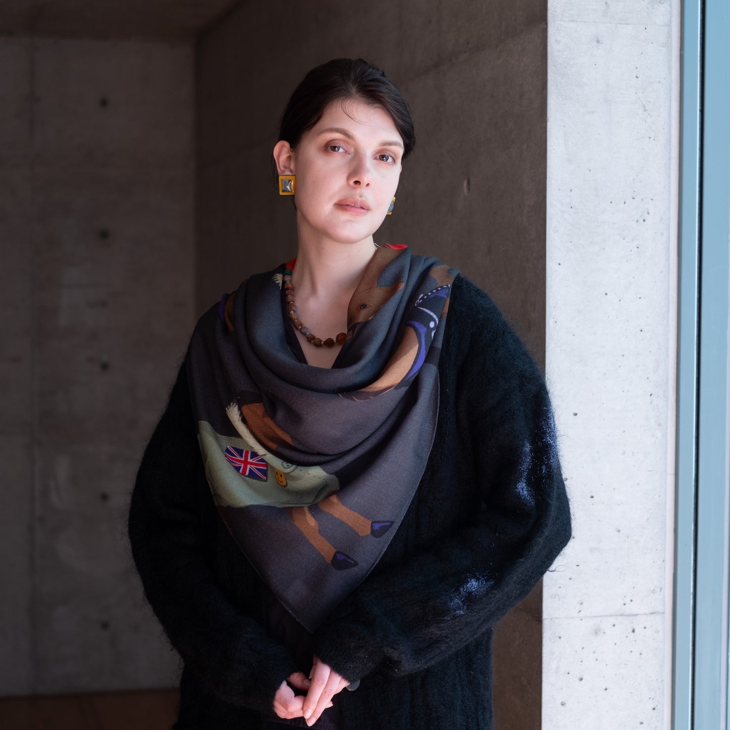 Écharpe Carrée Rose 'Chats Mystérieux' en Laine Mérinos Japonaise