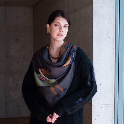 Écharpe Carrée Rose 'Chats Mystérieux' en Laine Mérinos Japonaise