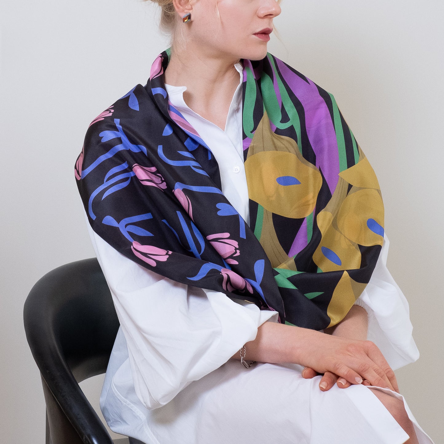 両面シルクのループスカーフ 'Tulips' black