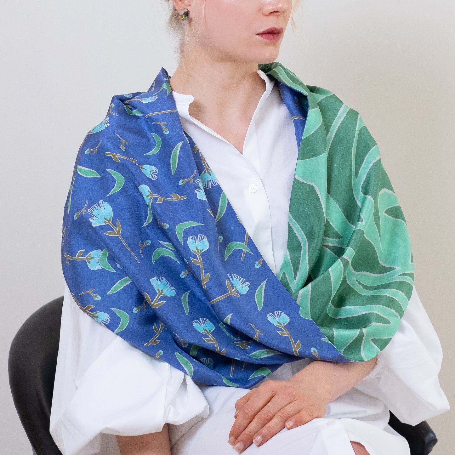 両面シルクのループスカーフ 'Wingham' blue+green