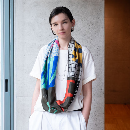 両面シルクのループスカーフ 'Fashionista' black