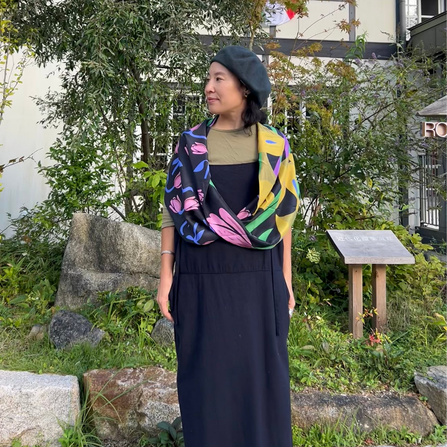 両面シルクのループスカーフ 'Tulips' black