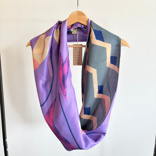 Écharpe japonaise en soie et laine mérinos imprimée 'Halsham' grise x noire