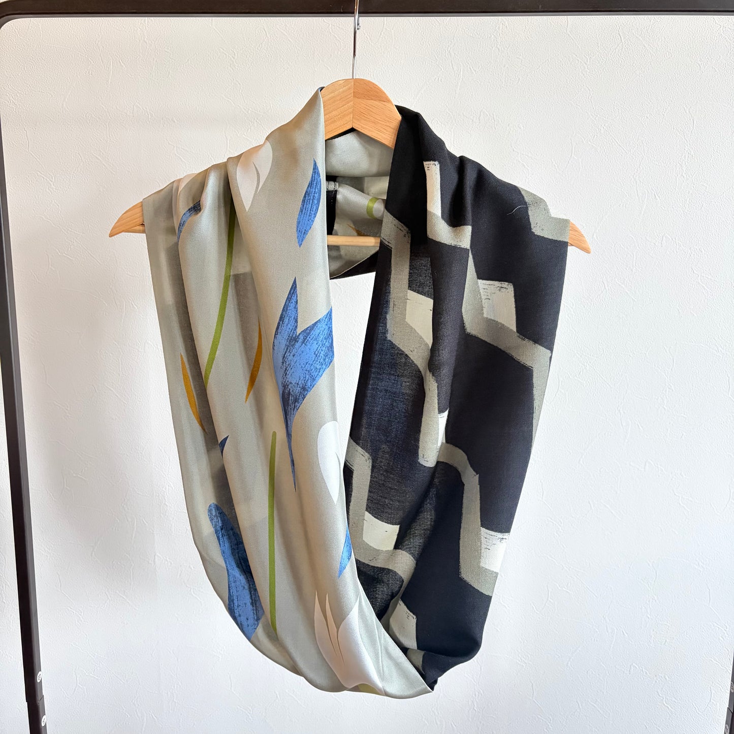 Écharpe japonaise en soie et laine mérinos imprimée 'Halsham' grise x noire