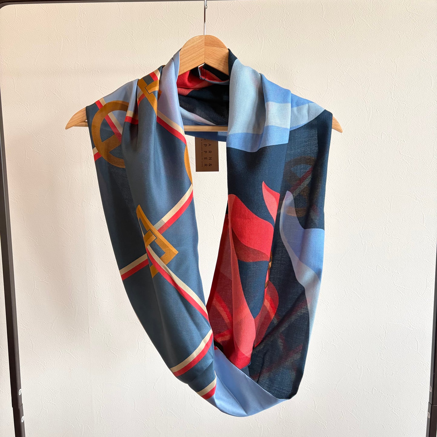 Écharpe japonaise en soie et laine mérinos imprimée 'Halsham' grise x noire