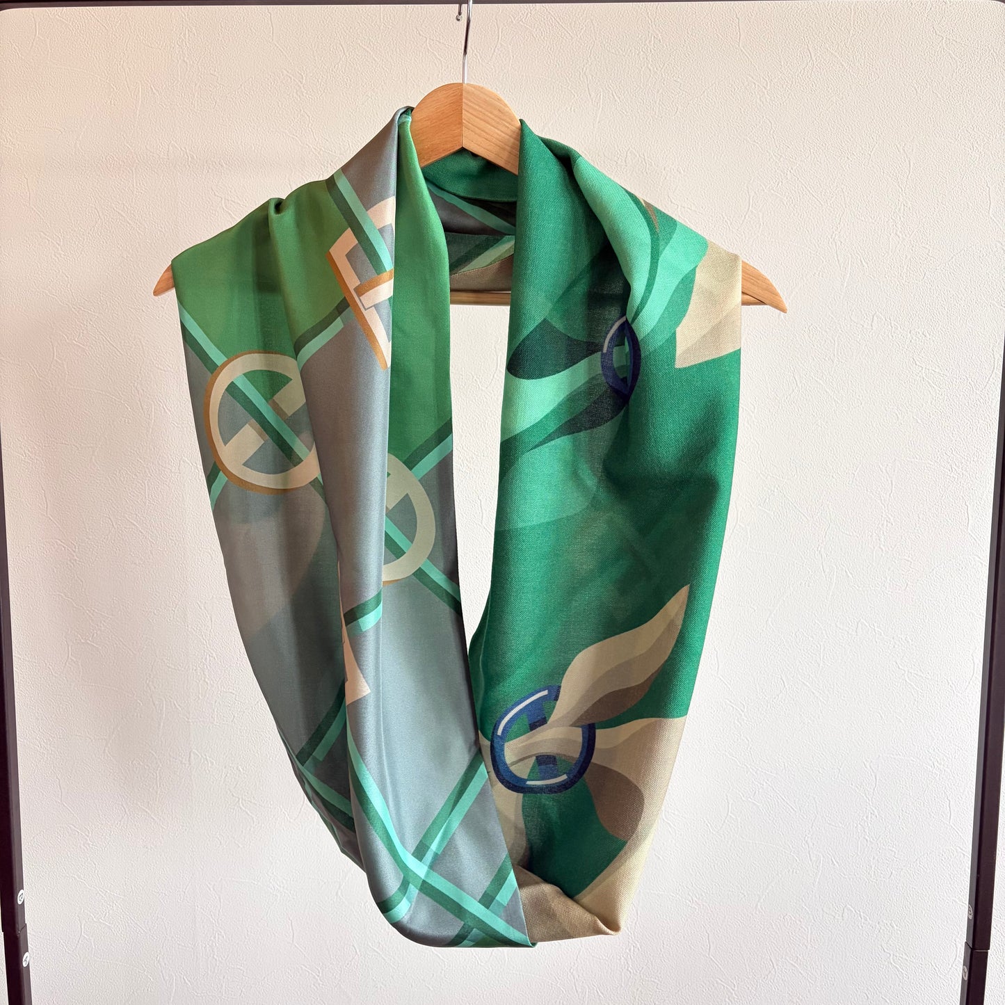 Écharpe japonaise en soie et laine mérinos imprimée 'Halsham' grise x noire