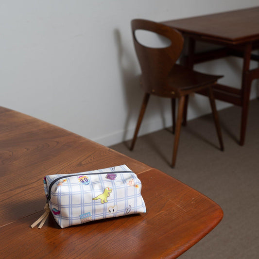Silk Pouch キャラメル型ポーチ 'Love Surf'
