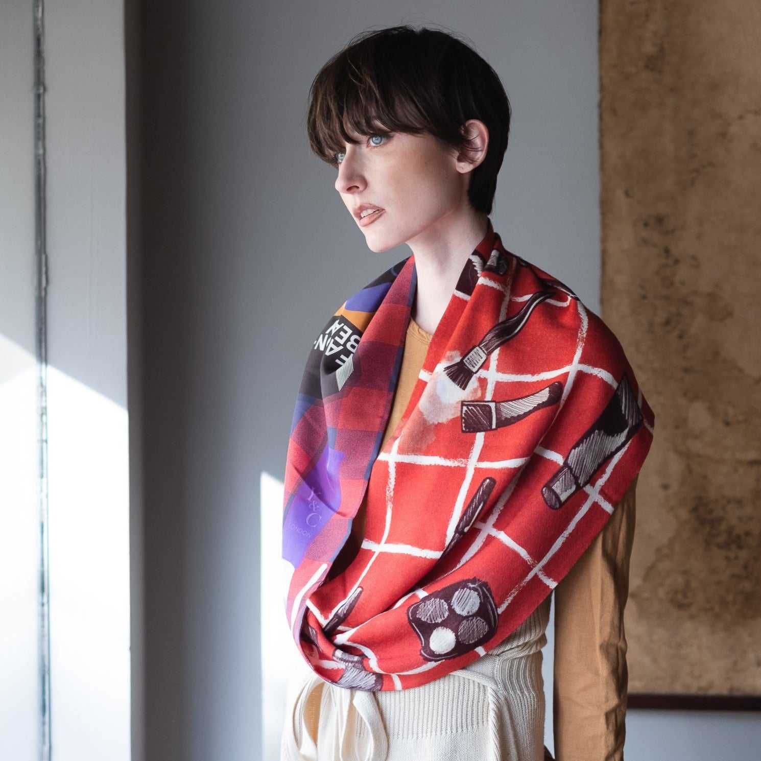 Japanese Printed Silk & Merino Wool 'The Make Up Artist' red ループスカーフ
