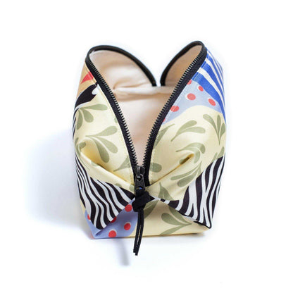 Silk Pouch キャラメル型ポーチ 'Love Surf'