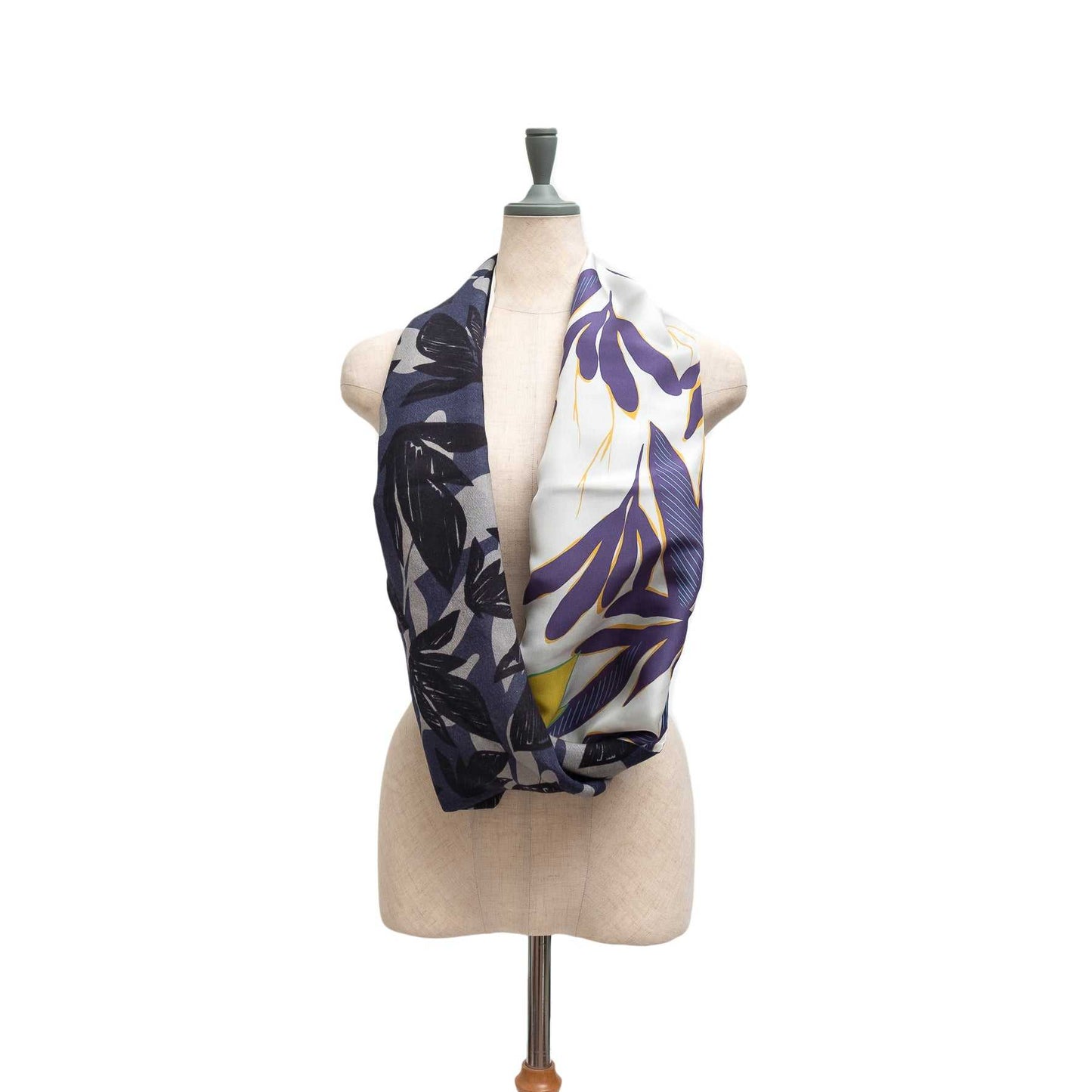 Japanese Printed Silk & Merino Wool 'Salisbury' white ループスカーフ