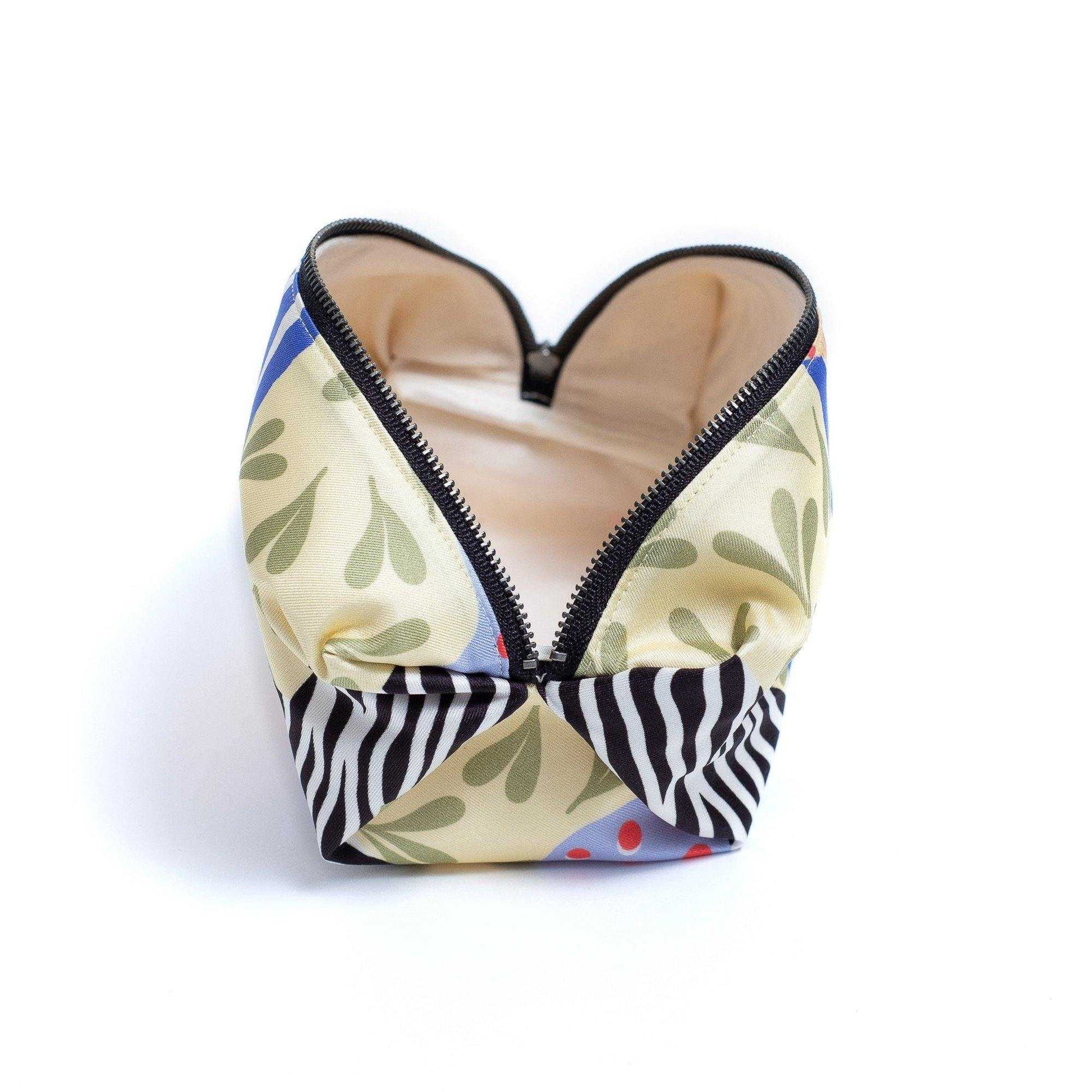 Silk Pouch キャラメル型ポーチ 'Love Surf'