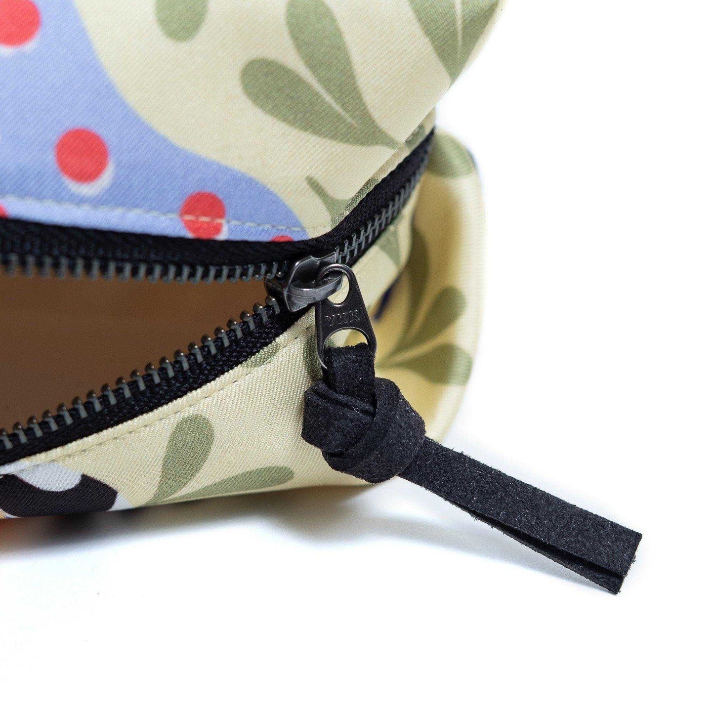 Silk Pouch キャラメル型ポーチ 'Love Surf'