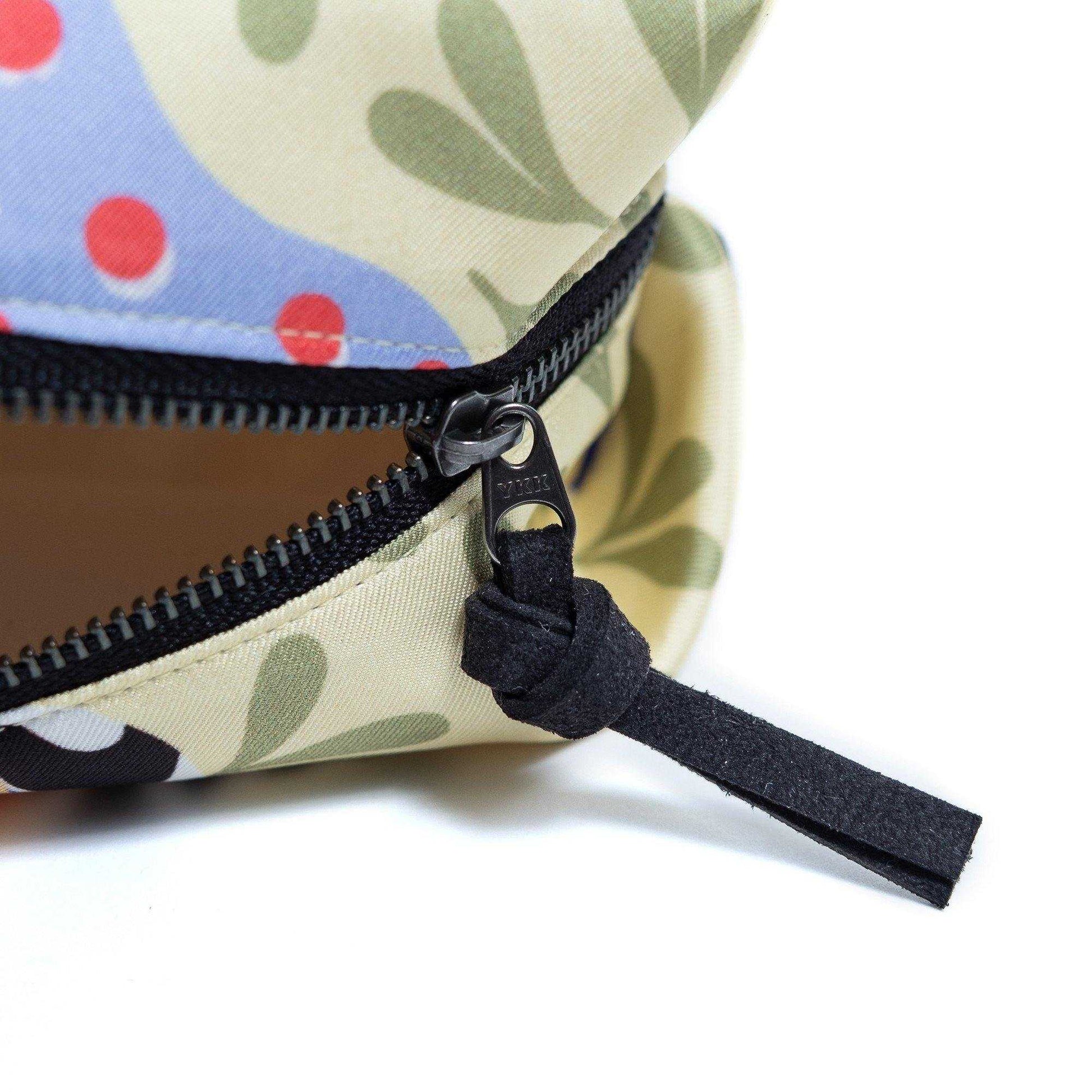 Silk Pouch キャラメル型ポーチ 'Love Surf'